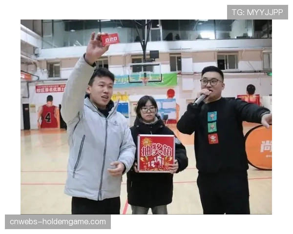 社区活动花絮：球员参与纽约自由人队“女孩篮球日”活动，指导青少年训练